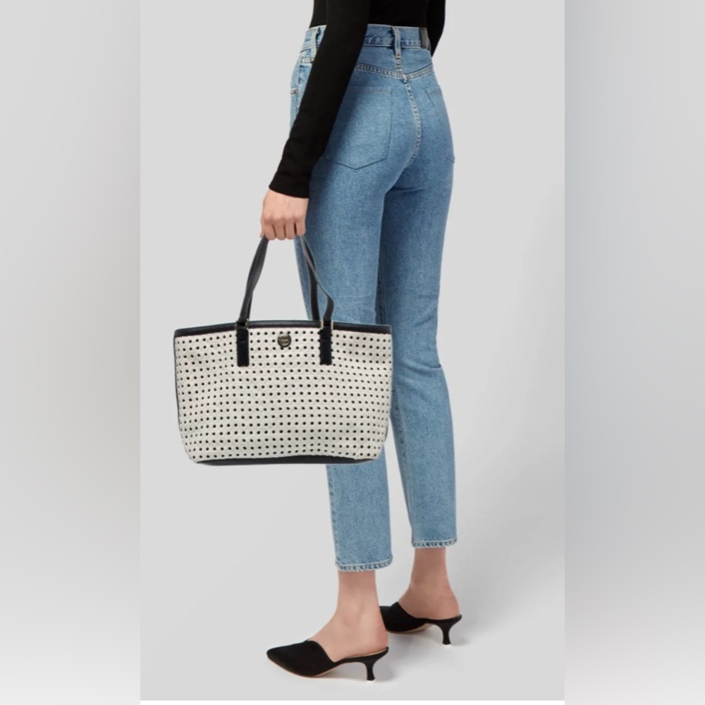 Tory Burch - EUC -Robinson Basket Weave Tote in Navy & Ivory Amazing Condition! - Picture 2 of 14